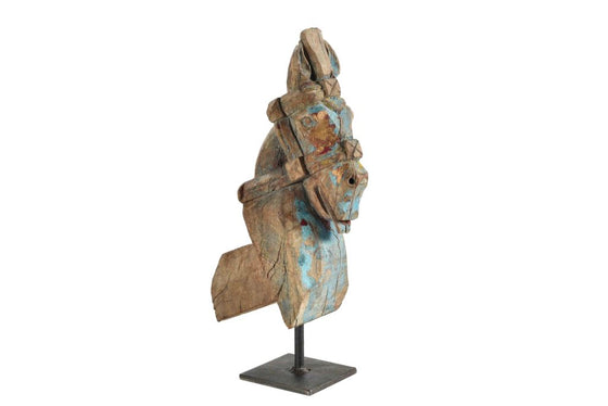 Old horse sculpture on stand//Sculpture ancienne de cheval sur pied
