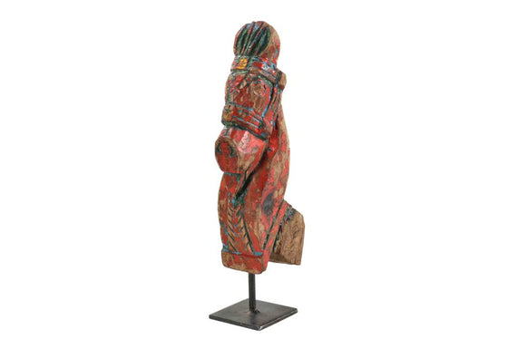 Old horse sculpture on stand//Ancienne sculpture de cheval sur pied