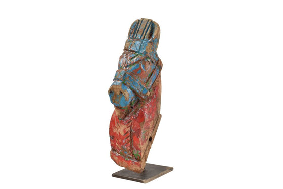 Old horse sculpture on stand//Ancienne sculpture de cheval sur pied