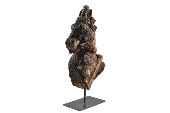 Old horse sculpture on stand//Ancienne sculpture de cheval sur pied