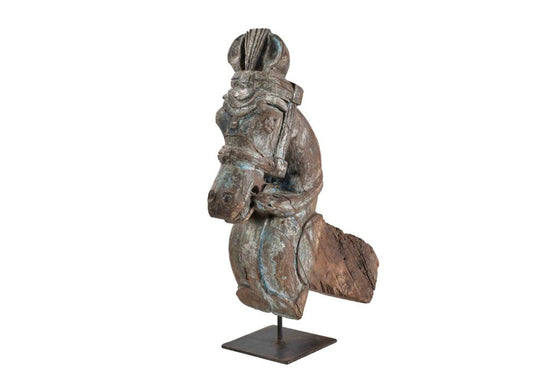 Old horse sculpture on stand//Ancienne sculpture de cheval sur pied