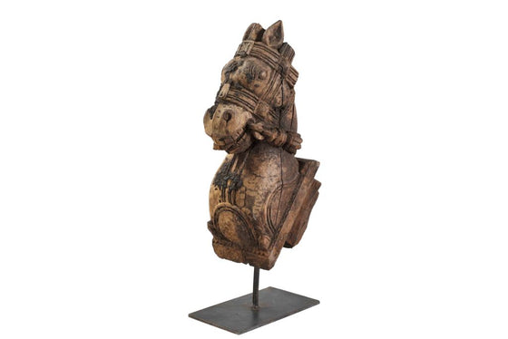 Old horse sculpture on stand//Ancienne sculpture de cheval sur pied