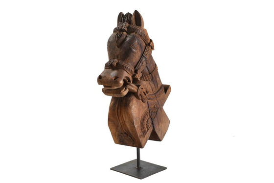 Old horse sculpture on stand//Ancienne sculpture de cheval sur pied