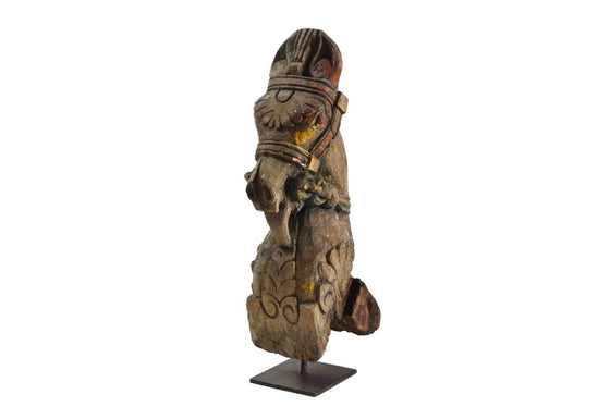 Old horse sculpture on stand//Ancienne sculpture de cheval sur pied