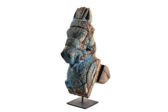 Old horse sculpture on stand//Ancienne sculpture de cheval sur pied