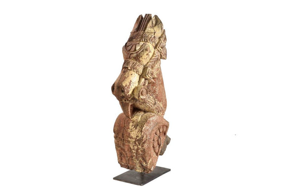 Old horse sculpture on stand//Ancienne sculpture de cheval sur pied