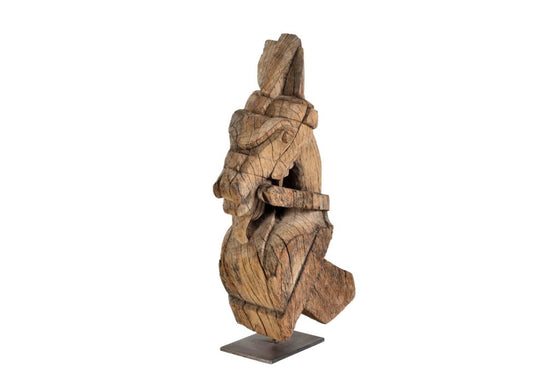 Old horse sculpture on stand//Ancienne sculpture de cheval sur pied