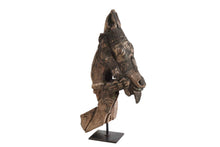  Old horse sculpture on stand//Ancienne sculpture de cheval sur pied