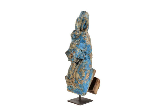 Old horse sculpture on stand//Ancienne sculpture de cheval sur pied