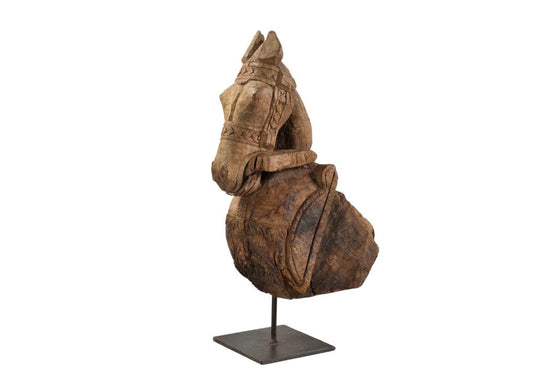 Old horse sculpture on stand//Ancienne sculpture de cheval sur pied