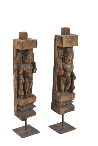 Antique Sculpture on Stand//Sculptures antiques sur pied