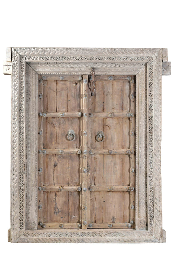 Whitewashed vintage door//Porte vintage blanchie à la chaux