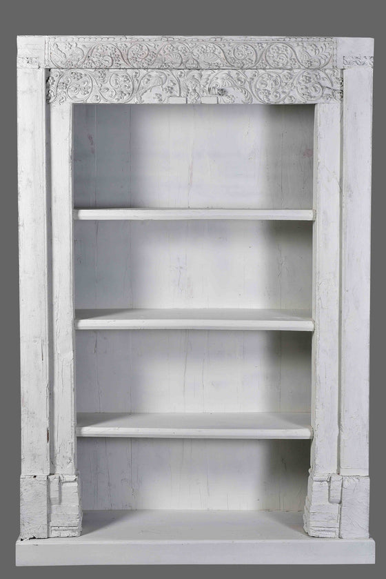 Whitewashed bookshelf with an old door frame//Bibliothèque blanchie à la chaux avec un cadre de porte ancien