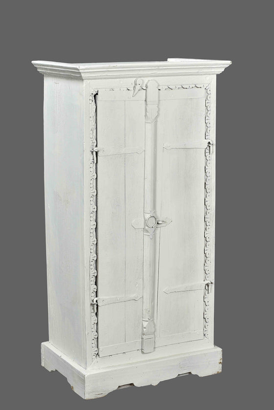 Whitewashed vintage cabinet//Cabinet vintage blanchi à la chaux