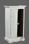 Whitewashed vintage cabinet//Cabinet vintage blanchi à la chaux