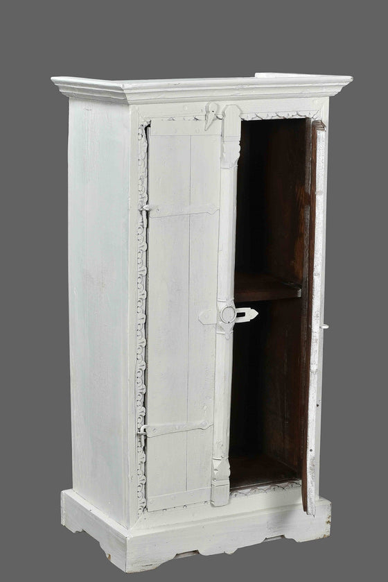 Whitewashed vintage cabinet//Cabinet vintage blanchi à la chaux