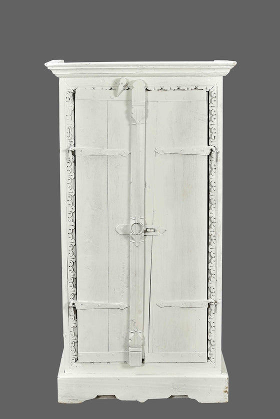 Whitewashed vintage cabinet//Cabinet vintage blanchi à la chaux
