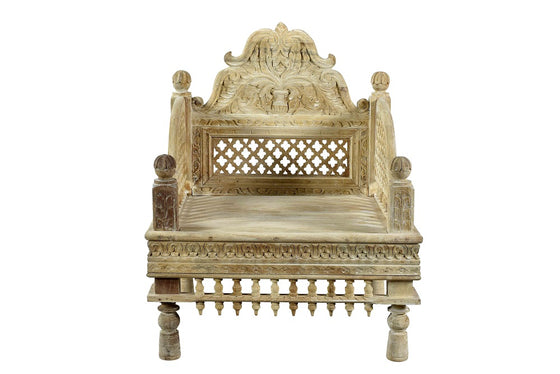 Pastel beige carved arm chair//Fauteuil sculpté beige pastel