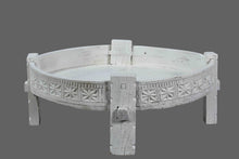  Whitewashed Chakki grinder table//Table à broyer Chakki blanchie à la chaux