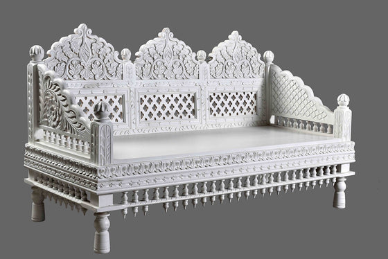 Whitewashed daybed//Banquette de lit blanchie à la chaux