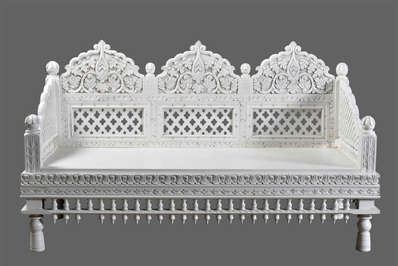 Whitewashed daybed//Banquette de lit blanchie à la chaux