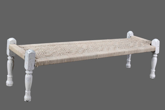 Whitewashed charpoy bench//Banc charpoy blanchi à la chaux