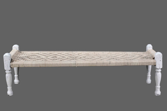 Whitewashed charpoy bench//Banc charpoy blanchi à la chaux