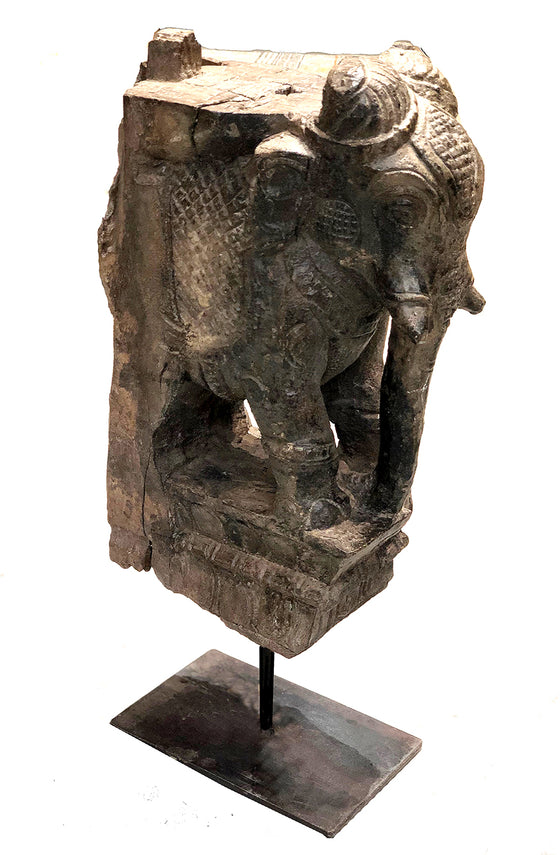 [[Antique elephant sculpture on stand///Sculpture ancienne d'éléphant sur socle]]
