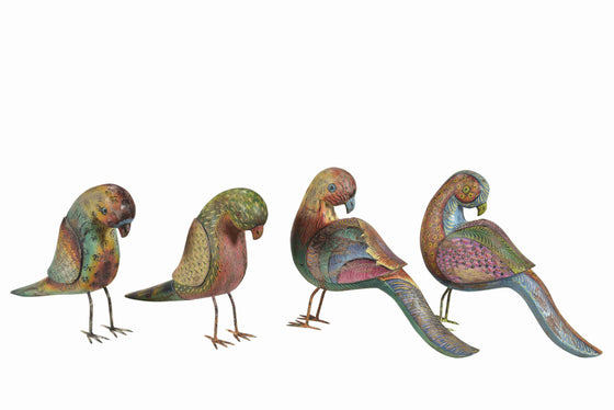 [[Colorful wooden parrot sculpture///Sculpture colorée de perroquet en bois]]