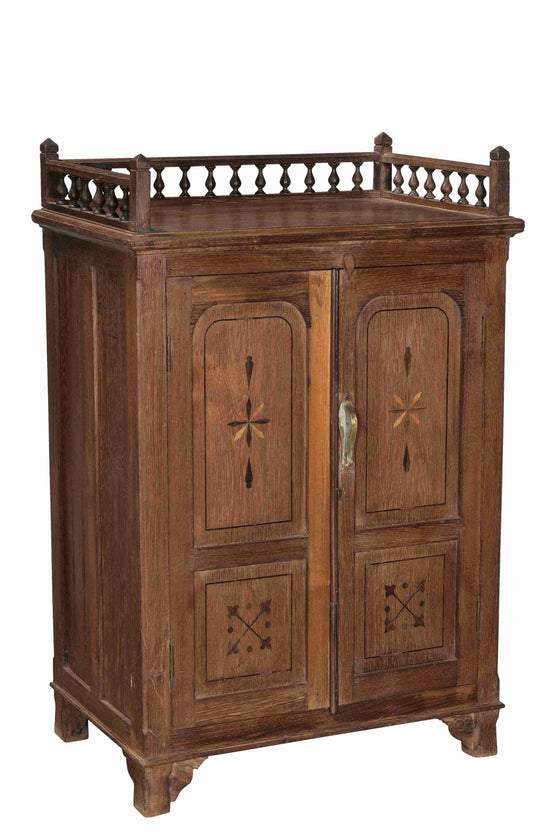 [[Old teak cabinet with detailed carvings///Ancienne armoire en teck avec des sculptures détaillées]]
