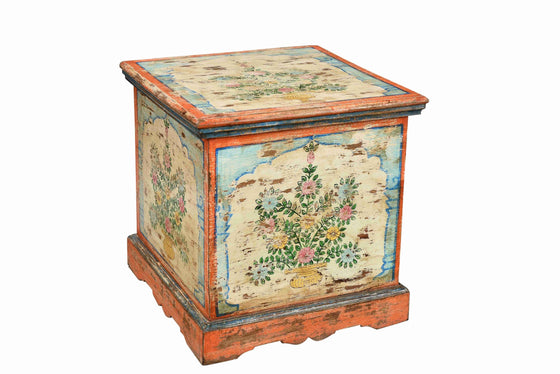 [[Hand painted floral square chest///Coffre carré floral peint à la main]]