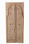 [[Pastel beige dining table with an old Indian door///Table de salle à manger beige pastel avec une ancienne porte indienne]]
