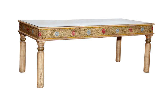 [[Pastel beige dining table with an old Indian door///Table de salle à manger beige pastel avec une ancienne porte indienne]]
