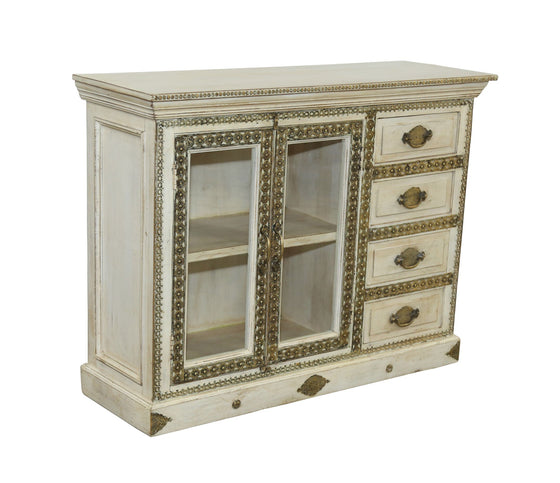 [[Whitewashed TV-unit with brass decoration///Meuble TV blanchi à la chaux avec décoration en laiton]]