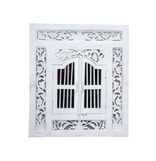  [[Whitewashed window frame with a mirror///Cadre de fenêtre blanchi à la chaux avec un miroir]]