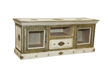  [[Whitewashed TV-unit with brass decoration///Meuble TV blanchi à la chaux avec décoration en laiton]]