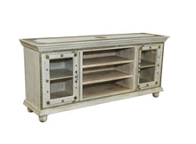  [[Whitewashed TV-unit with brass decoration///Meuble TV blanchi à la chaux avec décoration en laiton]]
