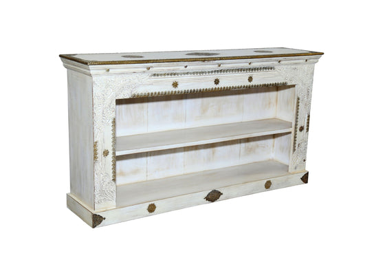 [[Whitewashed TV-unit with brass decoration///Meuble TV blanchi à la chaux avec décoration en laiton]]
