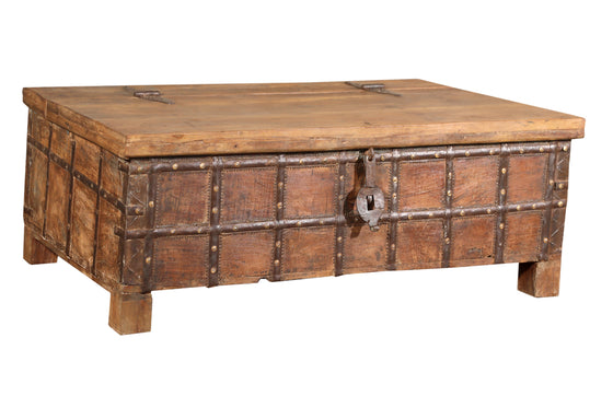 [[Old teak wood chest with brass decoration///Coffre en vieux bois de teck avec décoration en laiton]]
