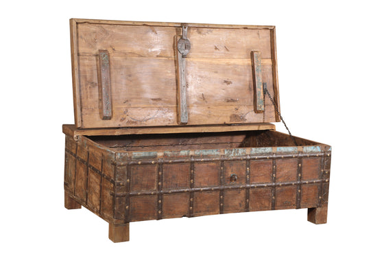 [[Old teak wood chest with brass decoration///Coffre en vieux bois de teck avec décoration en laiton]]