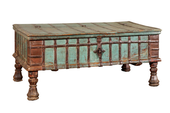 [[Old teak wood chest with brass decoration///Coffre en vieux bois de teck avec décoration en laiton]]