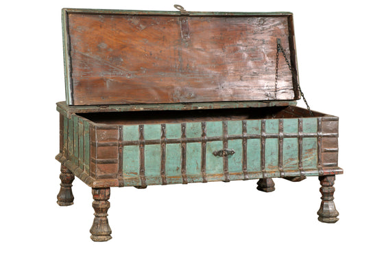 [[Old teak wood chest with brass decoration///Coffre en vieux bois de teck avec décoration en laiton]]
