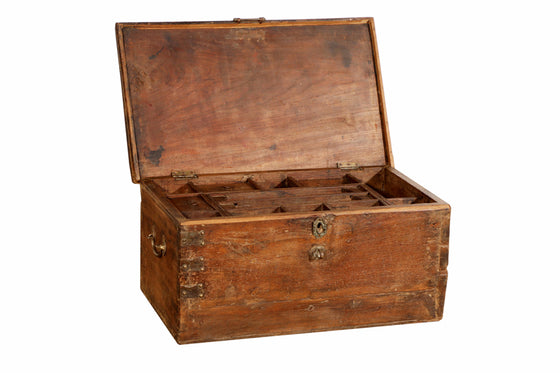 [[Old teak wood chest///Coffre en vieux bois de teck]]