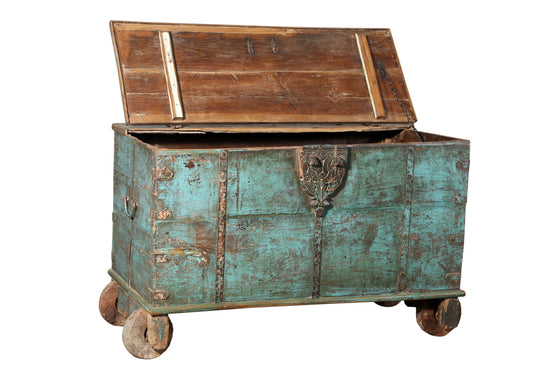 [[Antique blue teak wood chest on wheels///Coffre antique à roulettes en bois de teck bleu]]