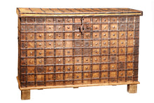  [[Old teak wood chest with brass decoration///Coffre en vieux bois de teck avec décoration en laiton]]