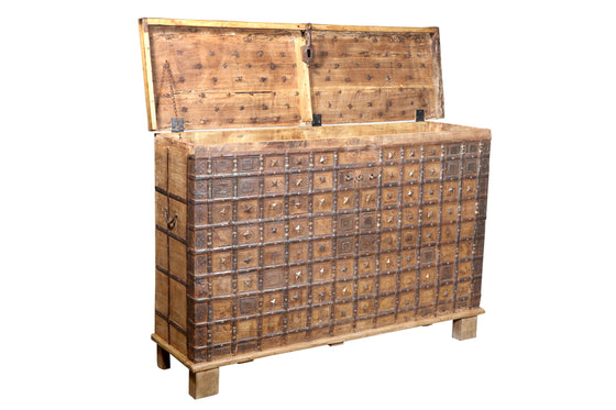 [[Old teak wood chest with brass decoration///Coffre en vieux bois de teck avec décoration en laiton]]