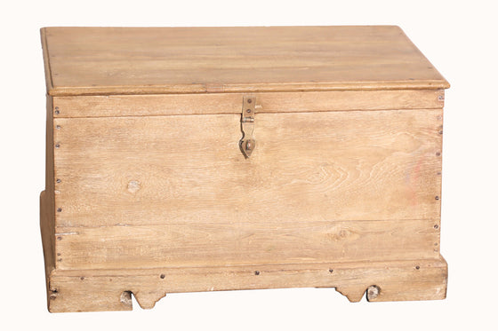 [[Whitewashed reclaimed wood chest///Coffre en bois récupéré blanchi à la chaux]]