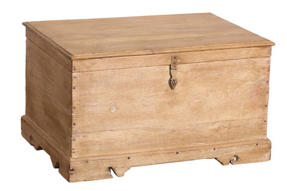 [[Whitewashed reclaimed wood chest///Coffre en bois récupéré blanchi à la chaux]]