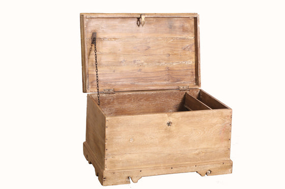 [[Whitewashed reclaimed wood chest///Coffre en bois récupéré blanchi à la chaux]]