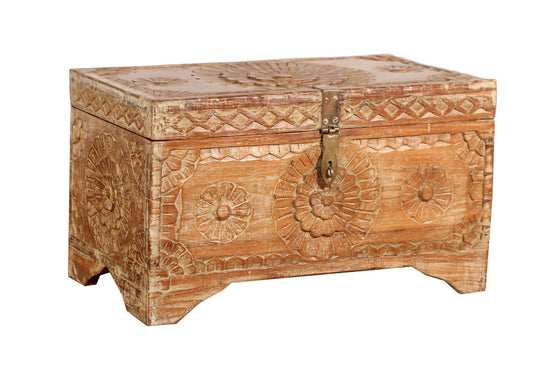 [[Hand carved reclaimed wood chest///Coffre en bois de récupéré sculpté à la main]]